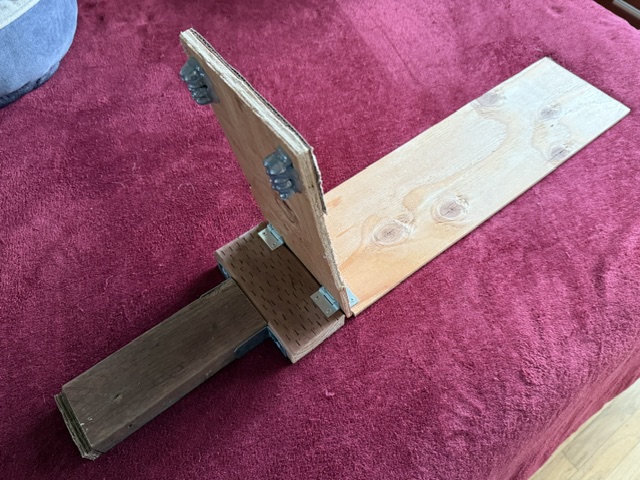 Hinged weighted mechanism used in the cat food limiter